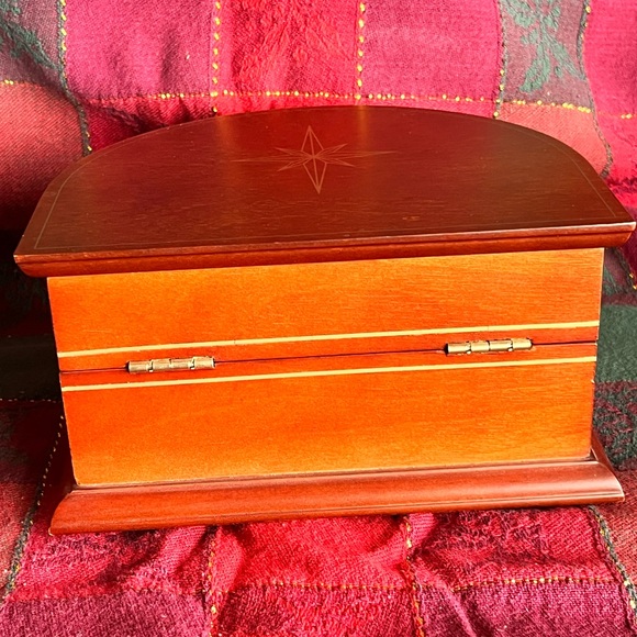 The Nativity Music Box - Danbury Mint Production - Picture 8 of 10